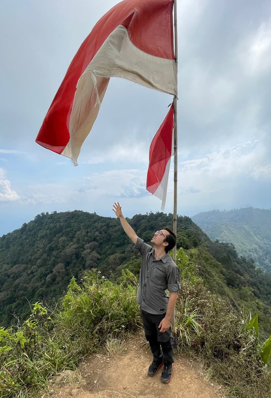 Picture of Nicolas below an indonesian flag